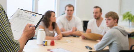 Das Bild eine Gruppe von Mitarbeiter*innen einer Klinik.